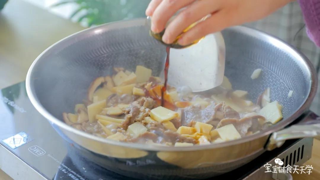 第9步：倒入剩余的酱油，炒至收汁入味