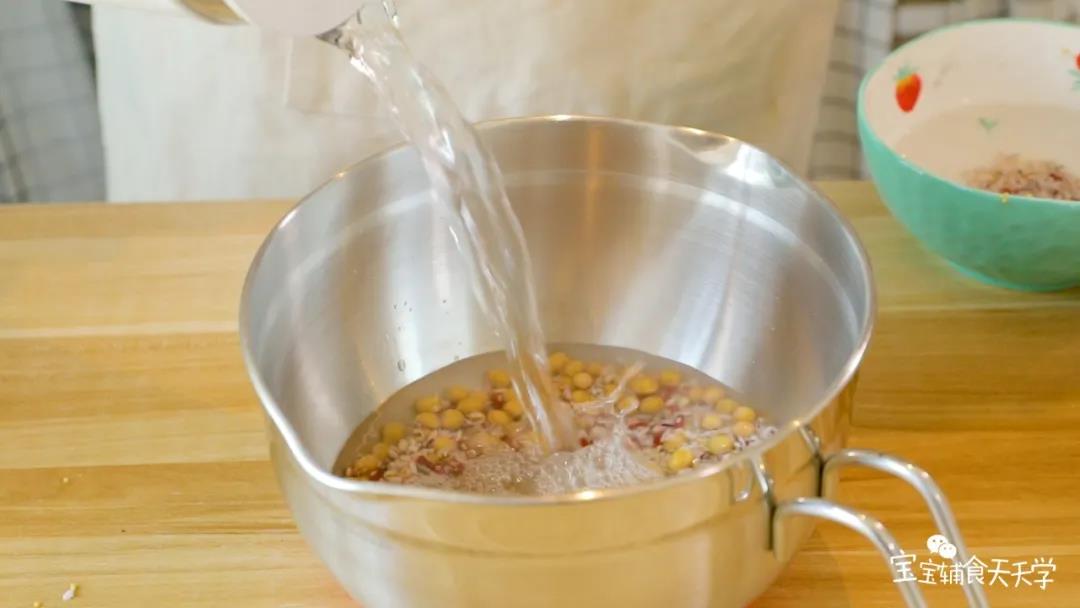 第2步：把除了蔓越莓外的所有食材提前浸泡