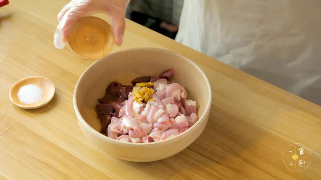 放入姜丝，盐和油，拌匀腌制10分钟