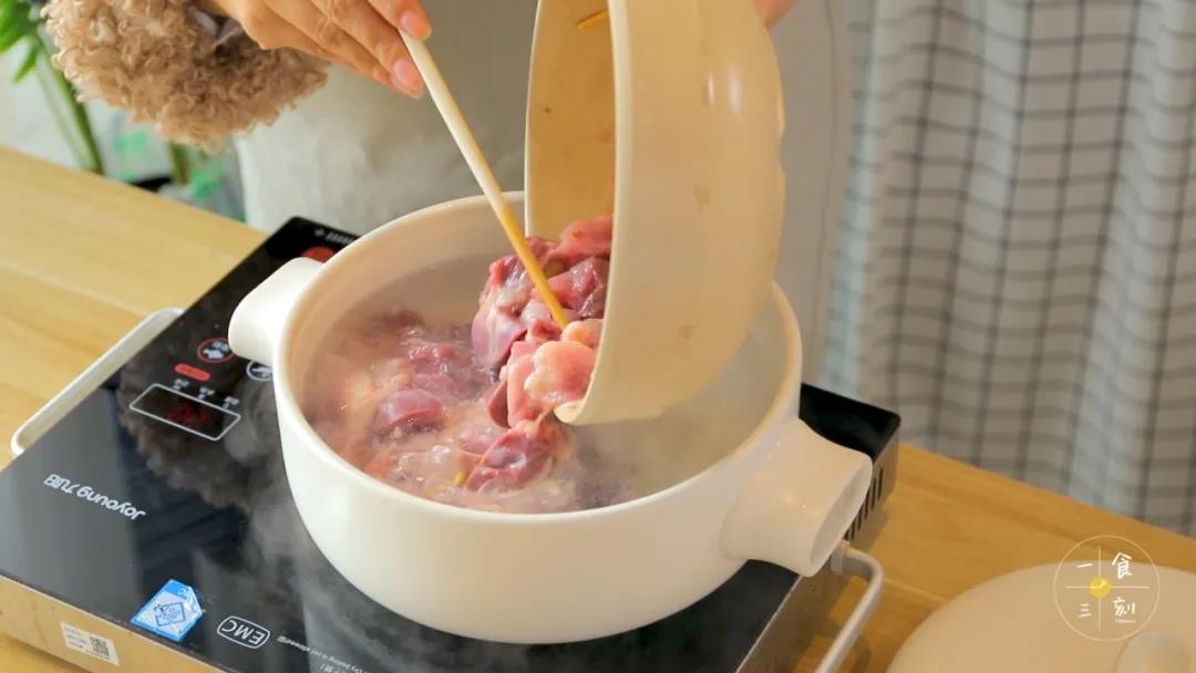 水开下猪杂，煮开捞掉浮沫