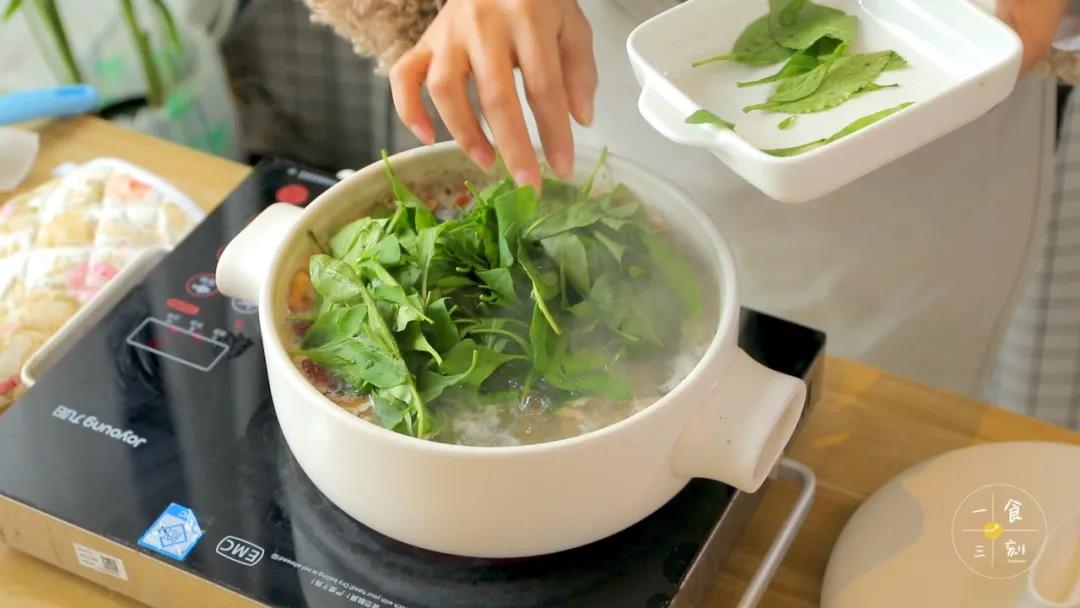 接着放入枸杞叶，煮开即可开吃啦