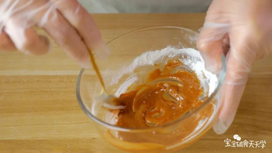 第5步：把酱油、蚝油和淀粉放入碗里，搅匀作酱汁