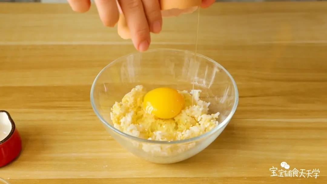 第2步：把鸡蛋和米饭混合均匀，静止5分钟