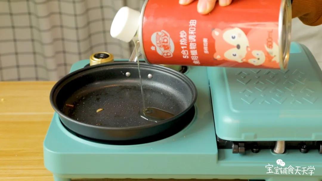 第4步：锅中加入热炒油，把香肠煎香