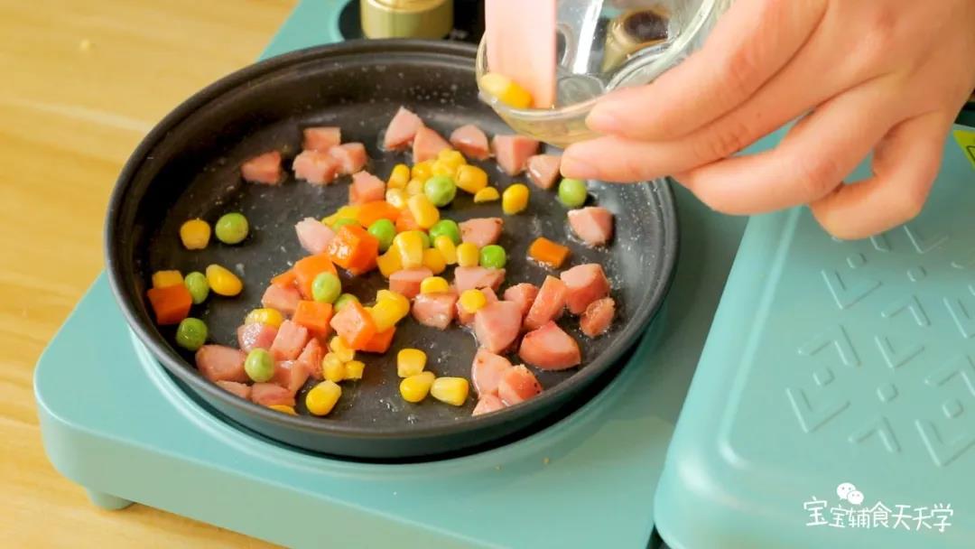 第5步：加入蔬菜粒，翻炒均匀