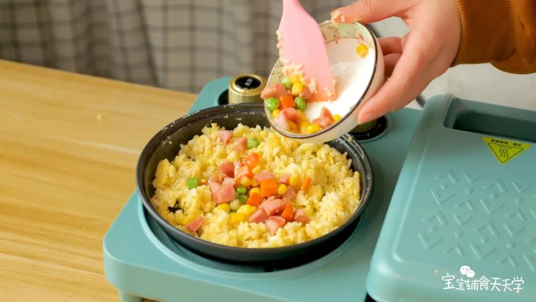 第8步：加入香肠蔬菜粒翻，炒至入味即可