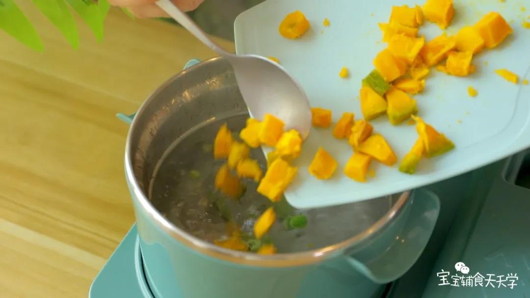 水开后把所有蔬菜烫熟，沥水备用