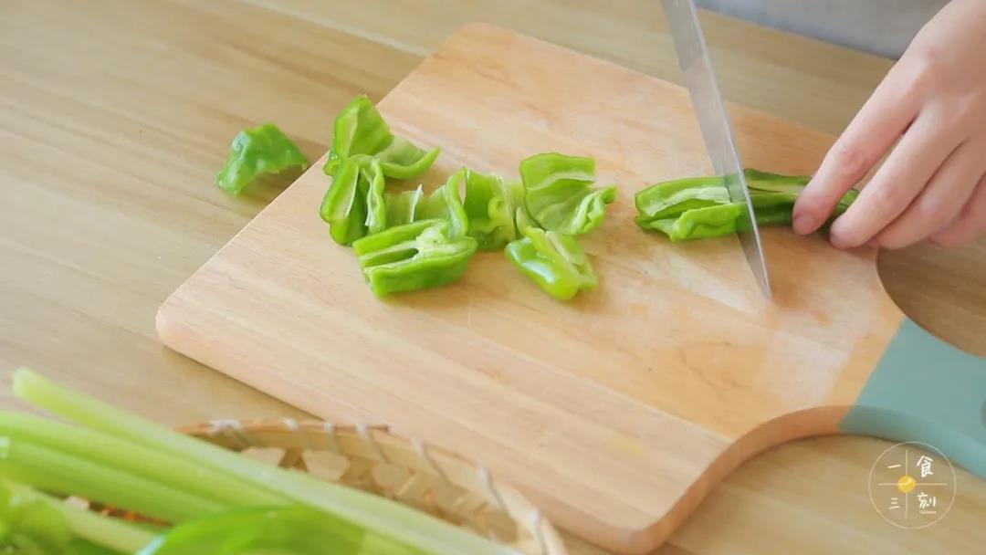 第3步：青椒切块，香芹切段，蒜瓣切粒，姜切片，泡发好的干贝稍微撕一下，放在一旁备用