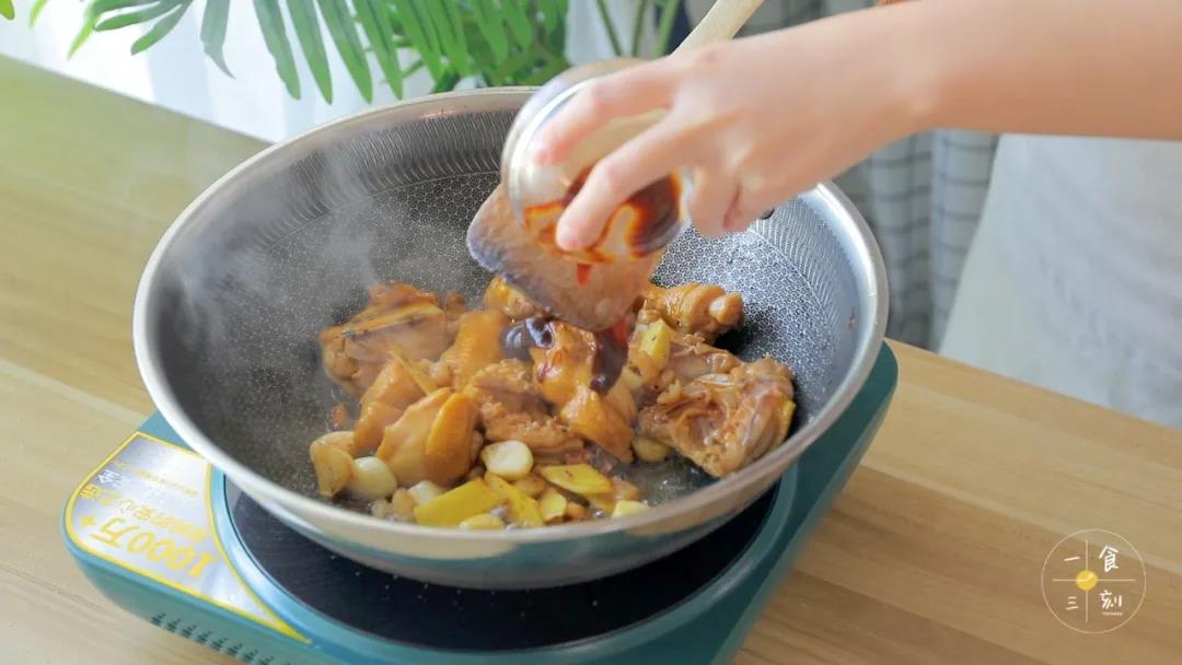 第7步：加入柱侯酱，翻炒均匀