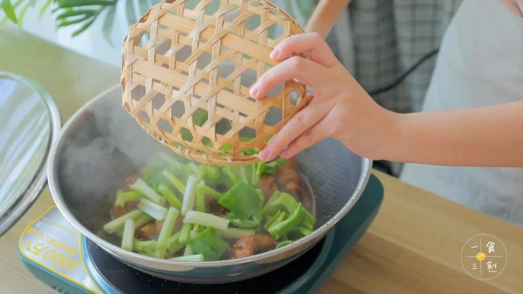 第9步：加入青椒块和香芹，炒至断生即可出锅