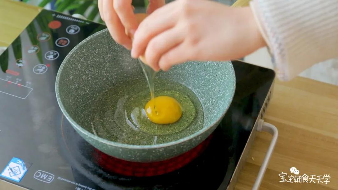 第4步：热锅后加入少许油，把鸡蛋煎碎