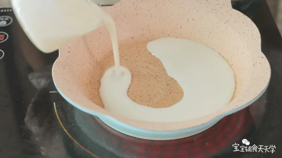 第7步：倒入面糊，一面凝固了翻面，至两面都凝固成饼