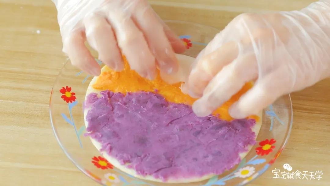 第11步：敲黑板！想要双色的效果就要两种薯泥是平行的，平行地由红薯泥卷向紫薯泥