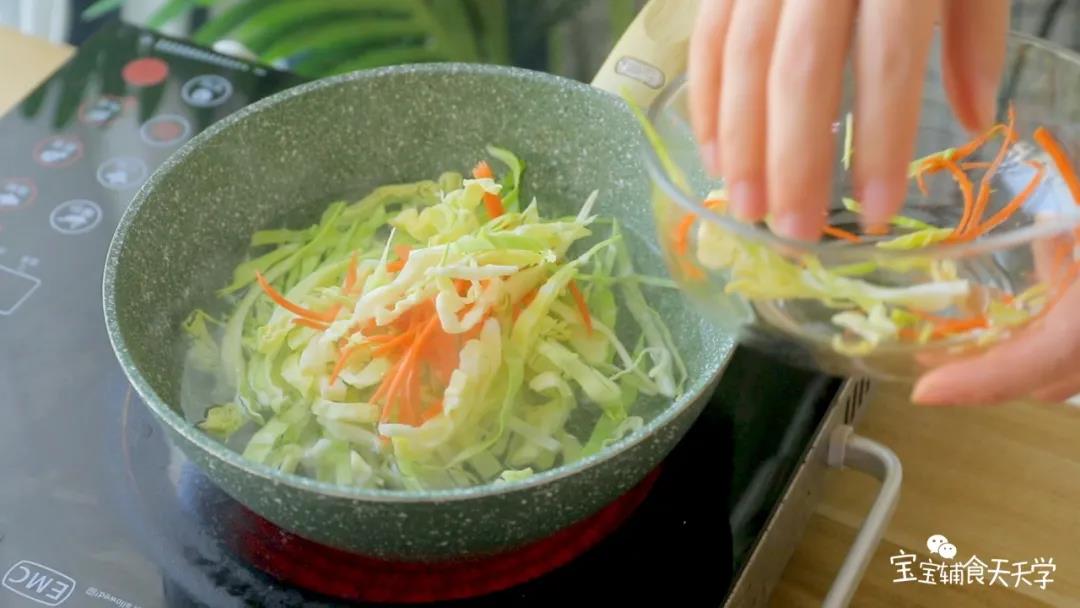 第3步：水开后把蔬菜烫软，捞出备用