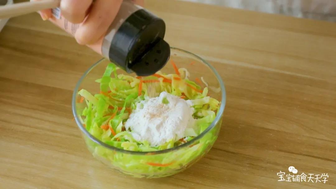 第4步：加入面粉、虾皮和少许水搅拌均匀