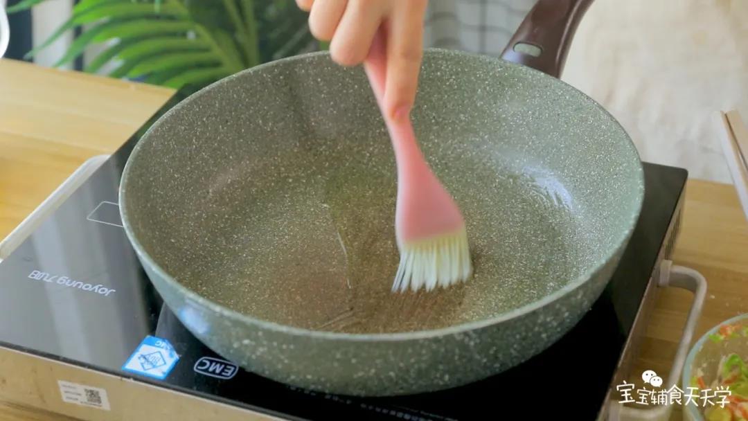 第5步：开小火，不粘锅刷一层油，把包菜糊倒成小圆饼