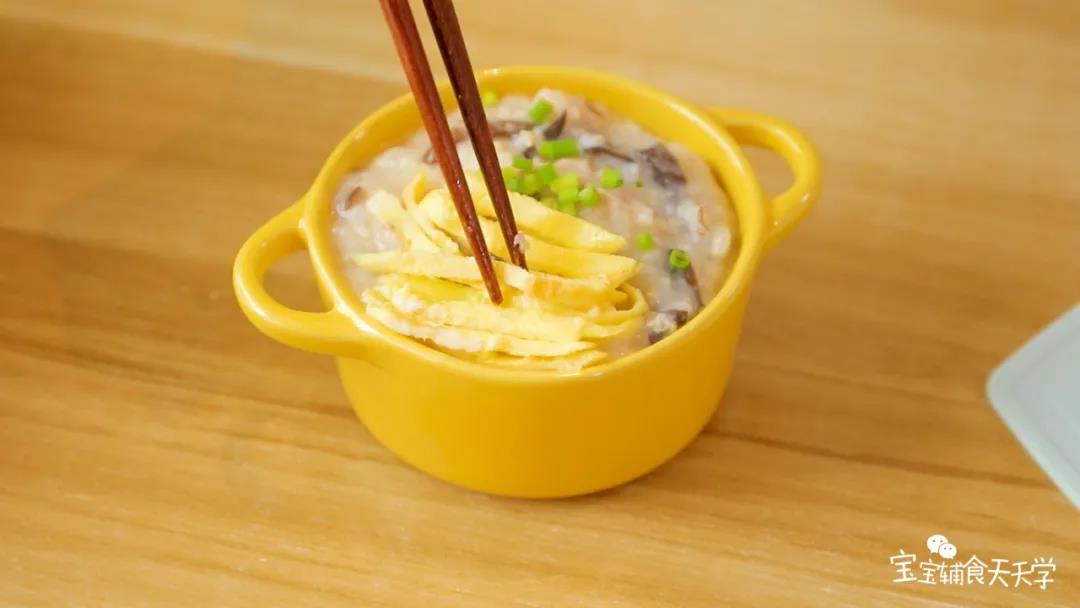 第10步：关火，把粥盛出来后加入鸡蛋丝和小葱