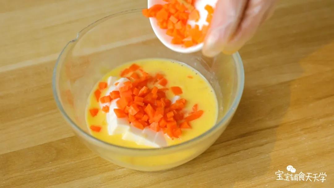 第4步：再加入豆腐和胡萝卜拌匀