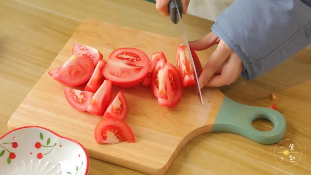 第4步：西红柿切小块，蒜粒切片