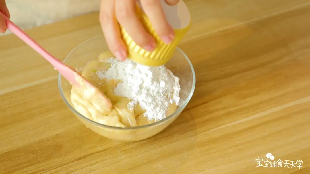 第5步：加入玉米淀粉搅拌至上劲