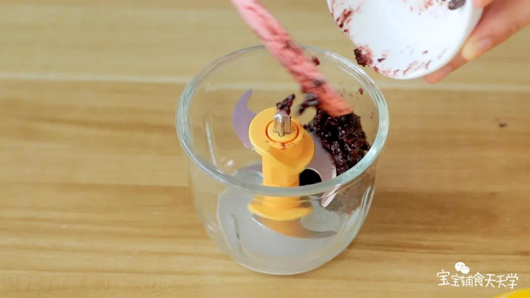 第4步：蒸好的紫米加入酸奶、牛奶、蜂蜜，放入搅拌机搅拌成紫米奶糊