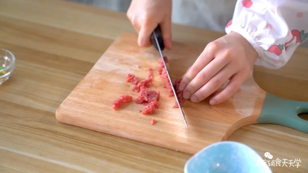 第2步：把牛肉切碎