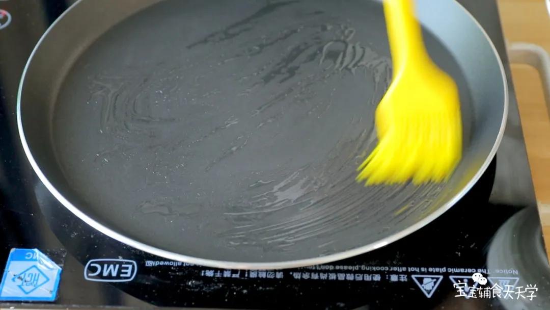 不粘锅刷油，开中小火，放入带鱼