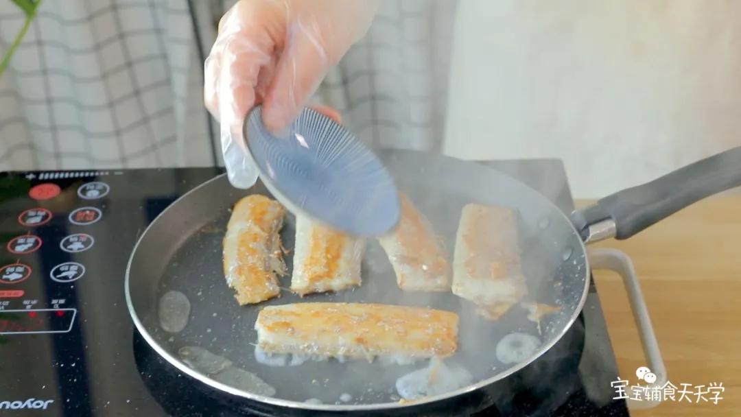 煎至两面金黄后，倒入少许的水把带鱼完全焖熟