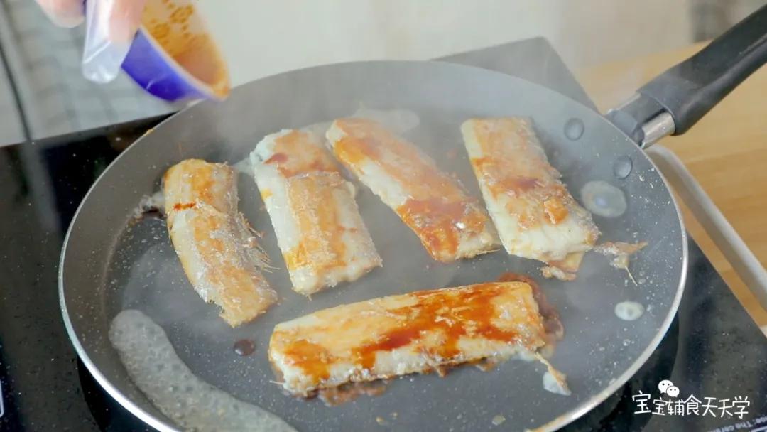 水分蒸发后倒入酱油