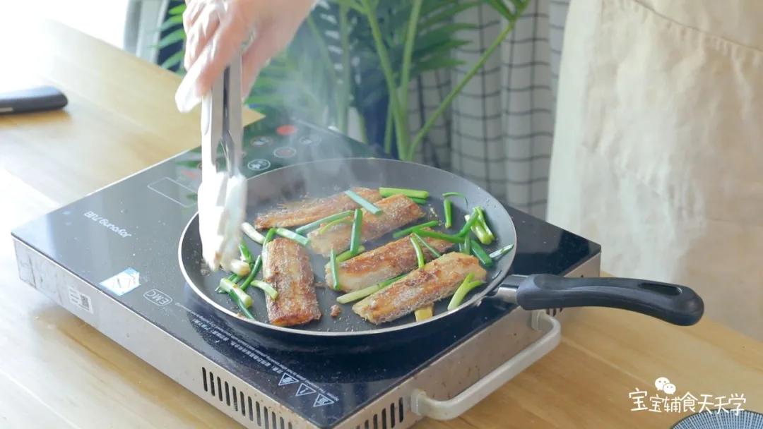 放入葱段，煎至香味出来即可