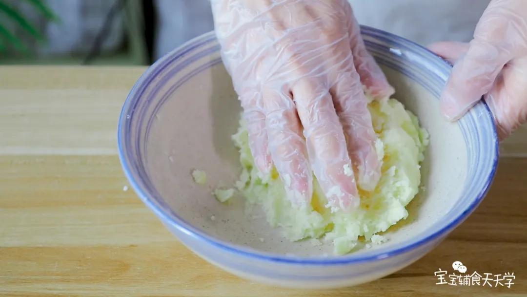 第4步：用手把土豆泥搓成圆球