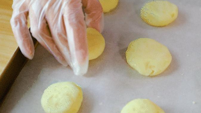 第5步：每个土豆球约20克一个，再压成小饼