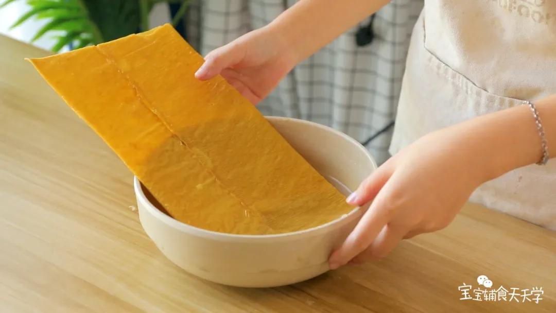 第2步：豆皮放入温水中浸泡
