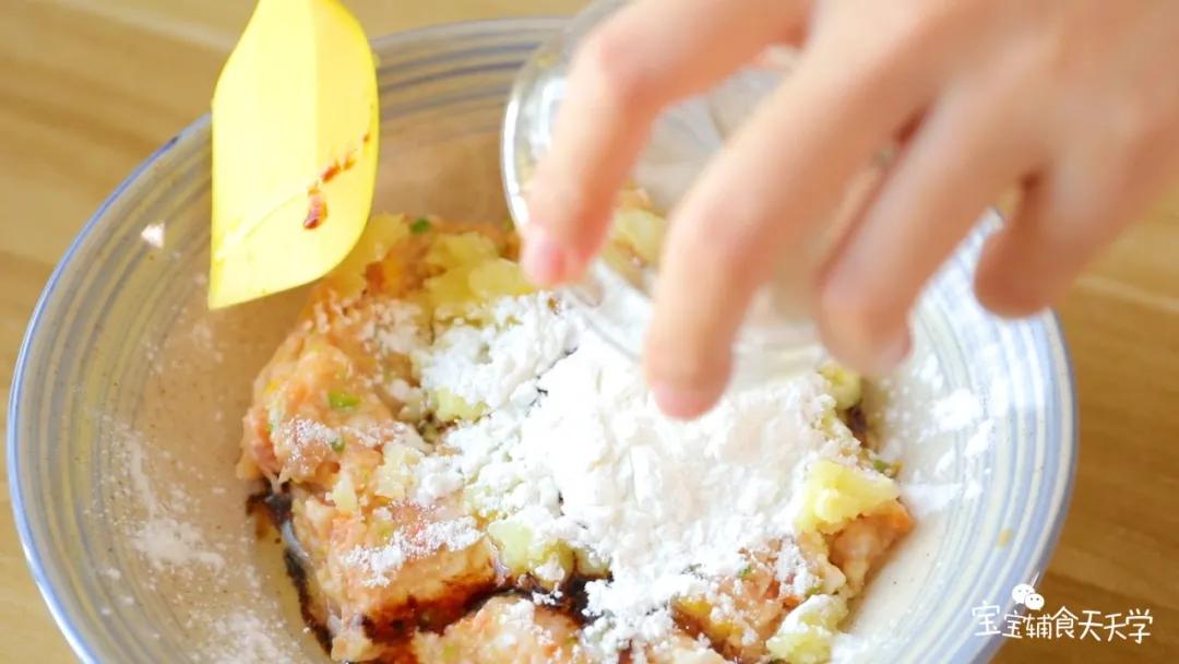 第6步：倒入玉米淀粉搅打上劲