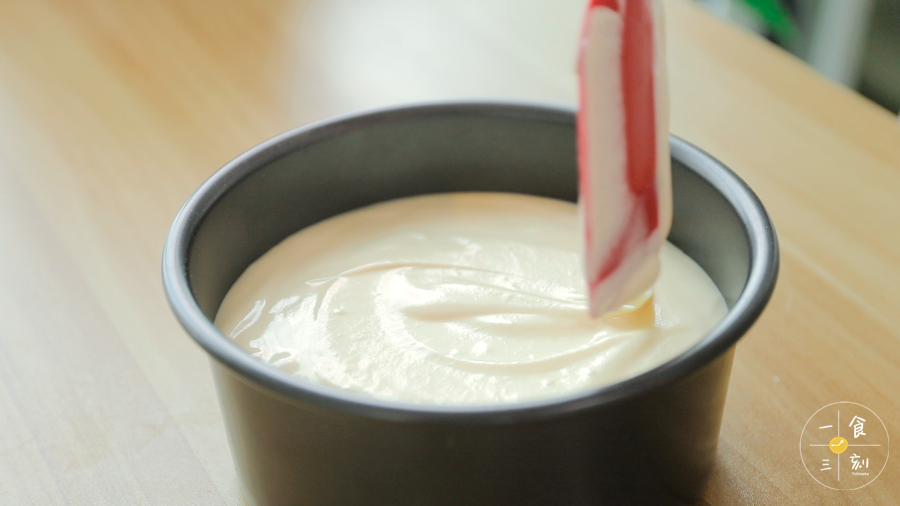 面糊倒入容器中，抹平