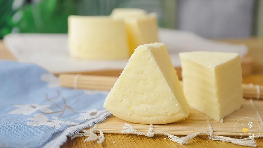 外皮酥香棉花般松软的手感，比海绵还有弹性，一口咬下去，那松软又带点Q弹的口感，一试难忘！