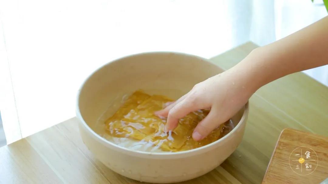 腐皮用温水浸泡几分钟