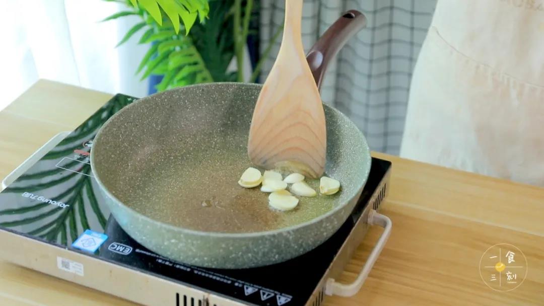 热锅下油，爆香蒜片
