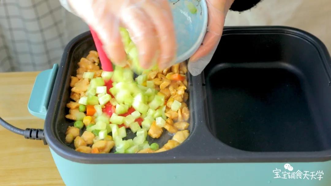 第6步：加入蔬菜丁，翻炒均匀