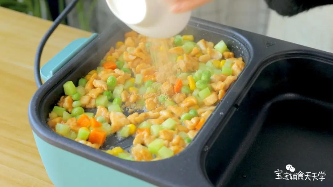 第8步：出锅前可以适当地加宝宝的辅食粉混合均匀