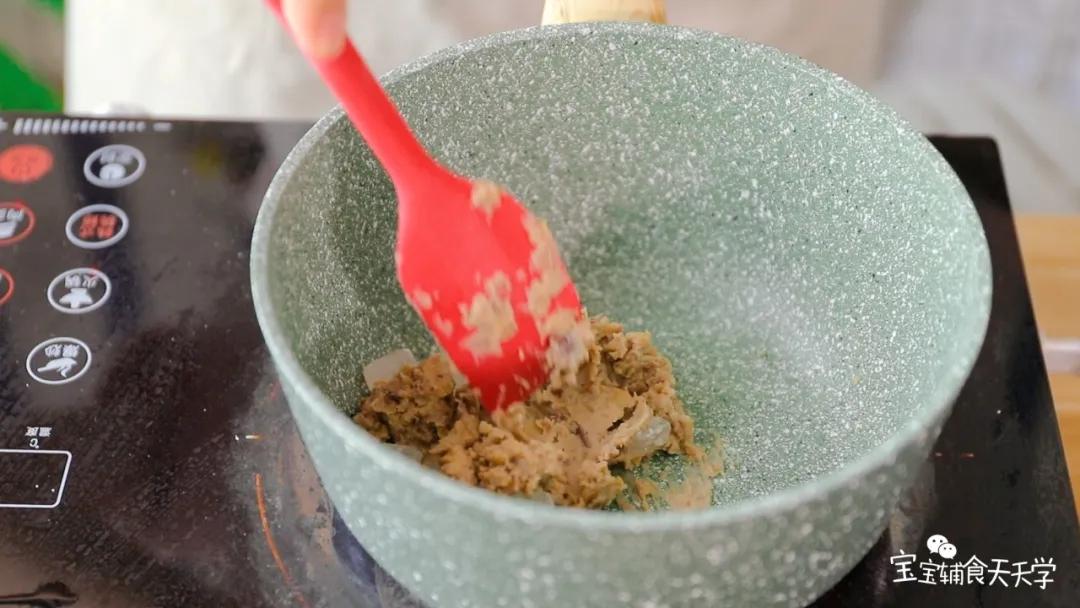 把栗子泥加入冰糖在锅里，小火翻炒