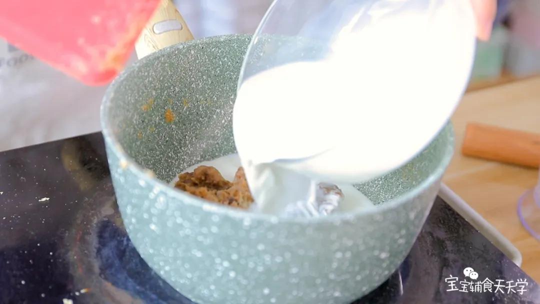 在炒好的栗子泥中加入玉米淀粉奶糊