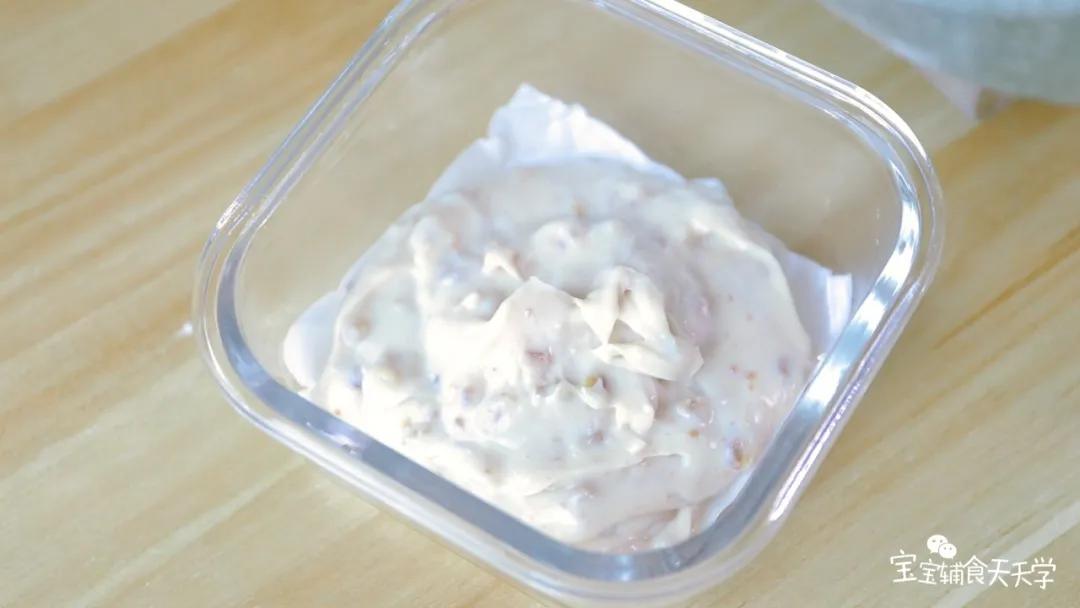 把栗子奶糊倒入方形的玻璃碗中，表面抹平