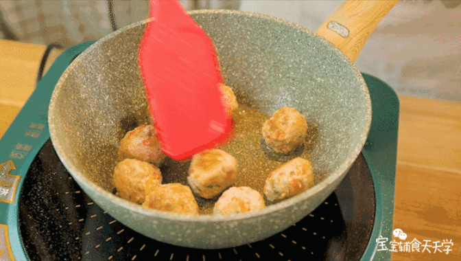 第8步：锅中刷油，放入丸子煎至两面金黄