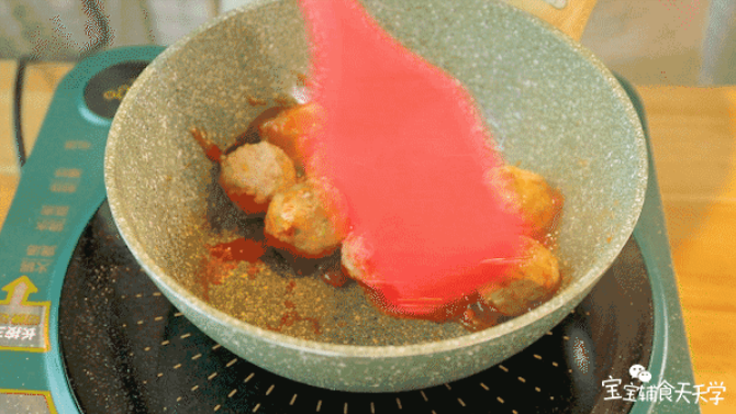 第10步：翻拌丸子裹上酱汁