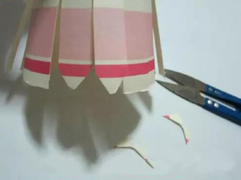 步骤4：然后剪出一些漂亮的尖角形。