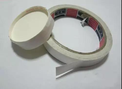 步骤6：然后将准备好的另外一个一次性杯子的底部割下来， 如图所示，再用双面胶将底部部分粘贴到上图的尖角方向。