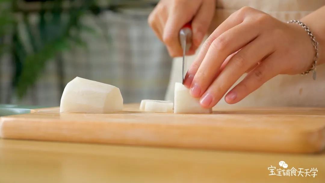 削好皮的白萝卜切薄片，放入锅中，加入清水煮沸