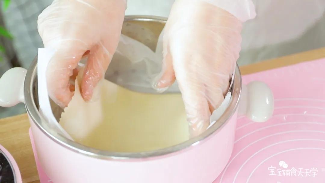 第3步：蒸锅内垫上一层油纸或蒸笼布，待蒸锅上汽后放入擀好的饺子皮，蒸3分钟