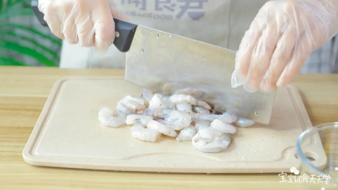 第5步：虾肉剁碎